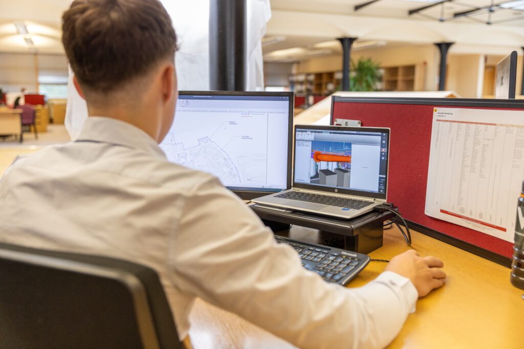 Ingeniero trabajando con software de diseño